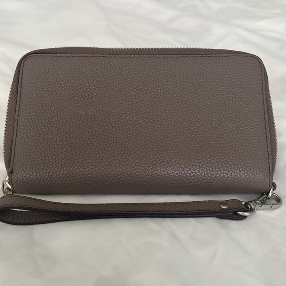 Michael Kors large smartphone wristlet - Picture 2 of 6